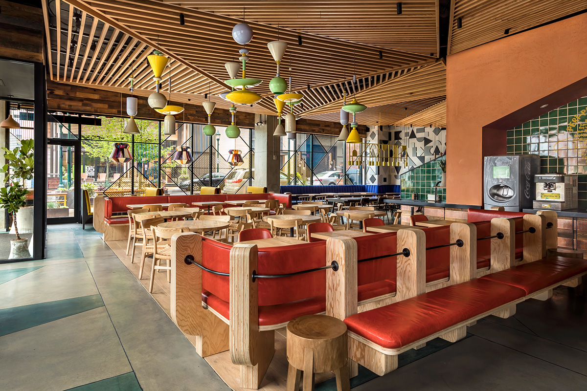 Restaurante con interior colorido y madera
