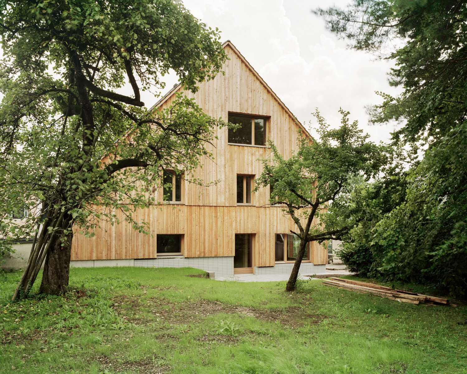 casa de madera con techo de dos vertientes
