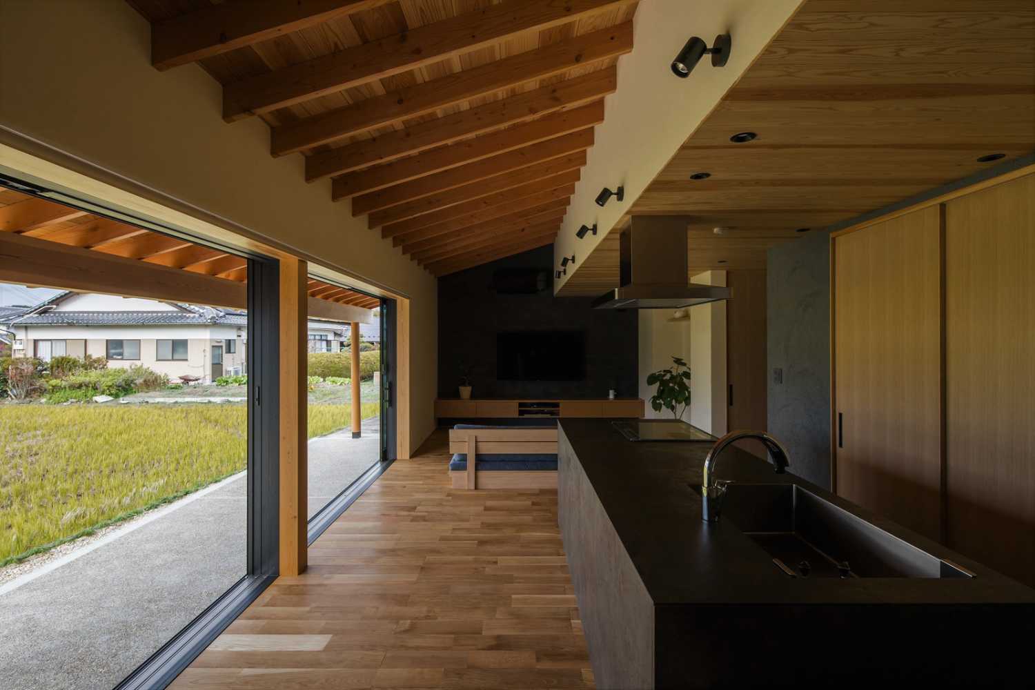 Casa de madera con gran apertura