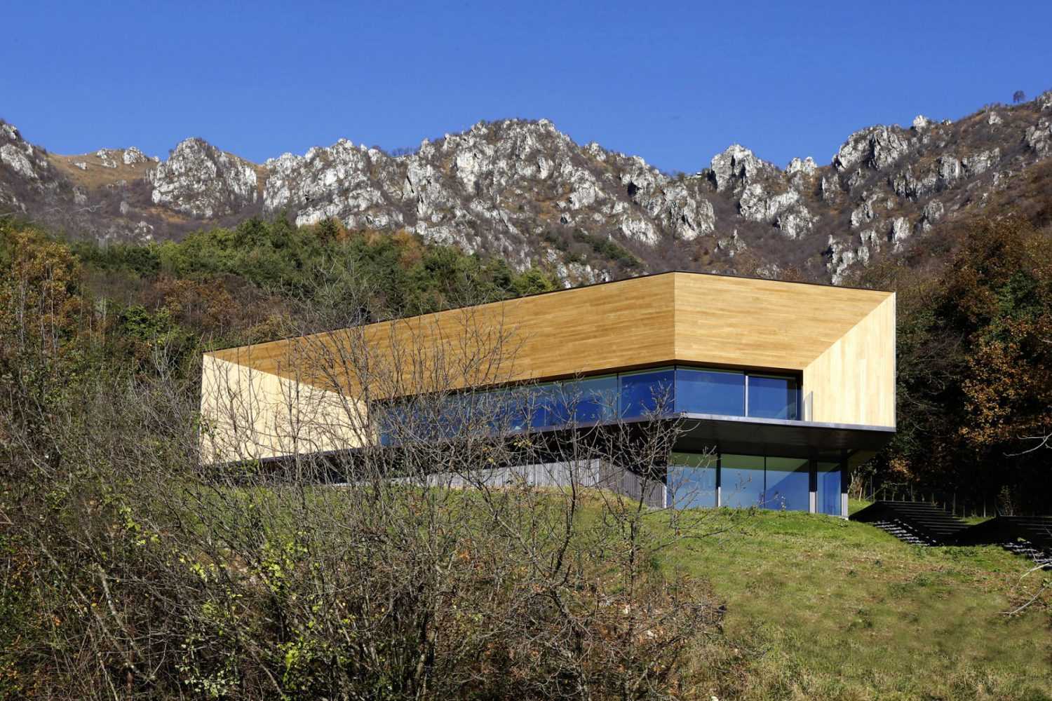 Villa in legno integrata con il paesaggio