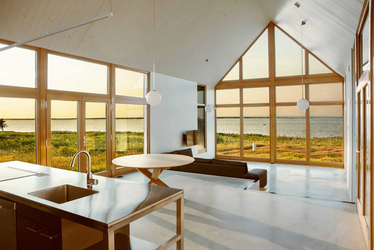 Interior de una casa de madera con panorama exterior