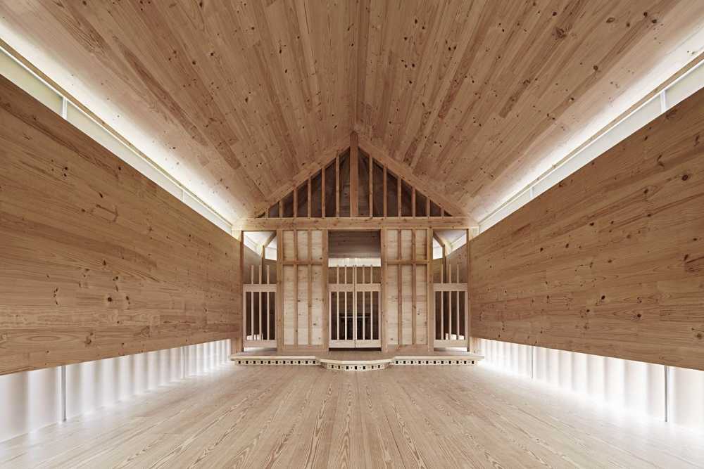 Interior capilla de madera de doble capa