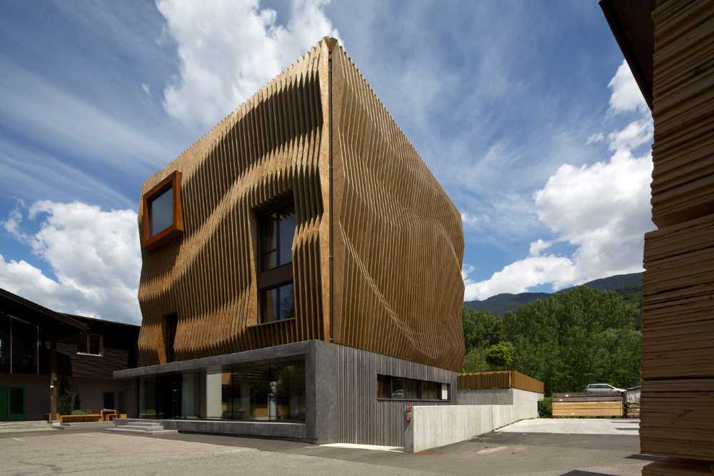Headquarters in Bressanone. Wood between technique and dynamism