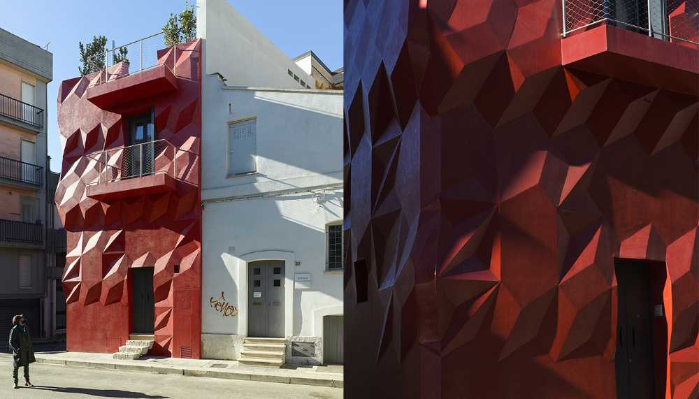 facciata rossa geometrica