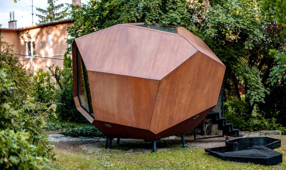 Cabina in legno dalla geometria spezzata