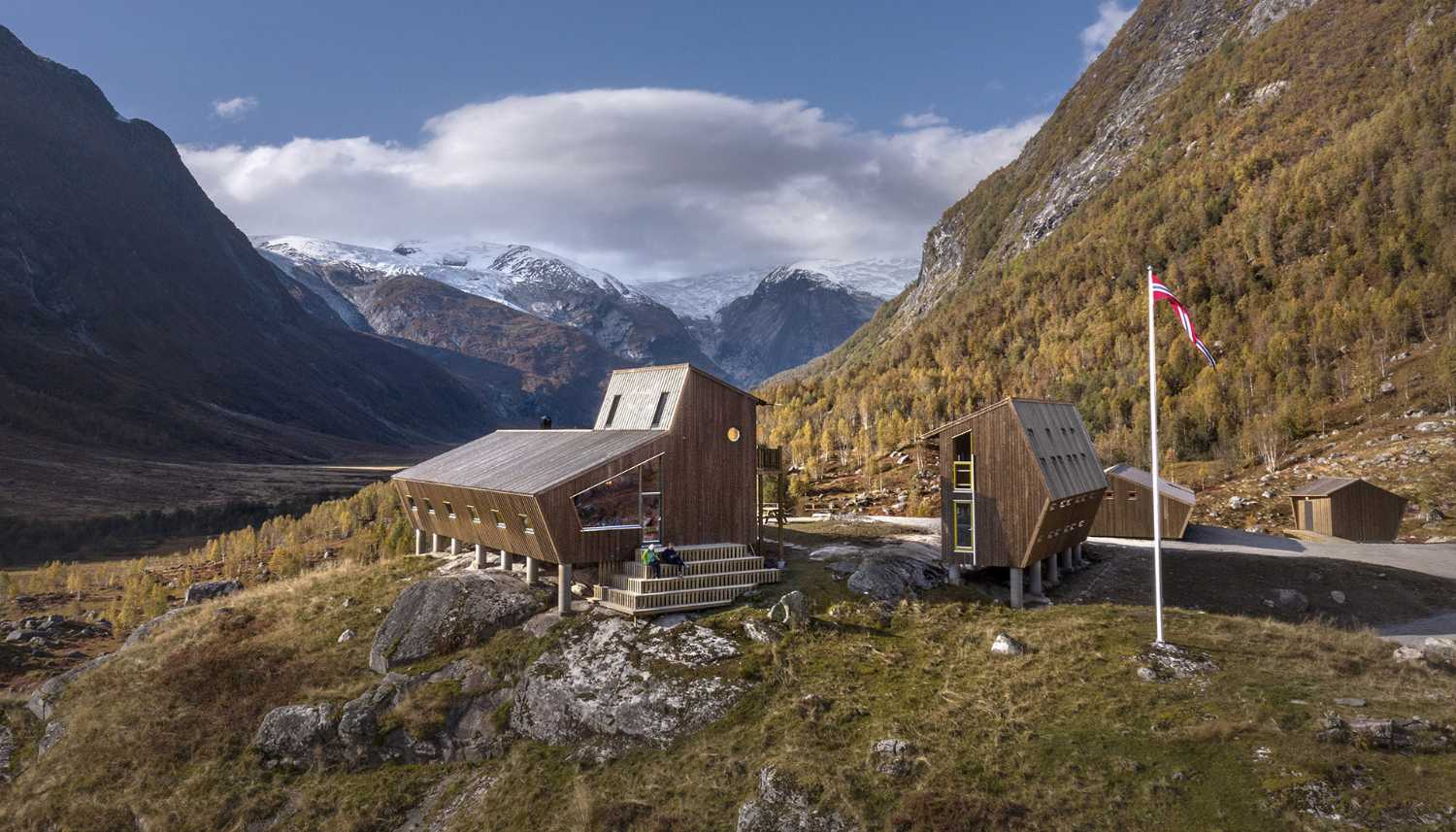 Gruppo di cabine in legno tra le montagne